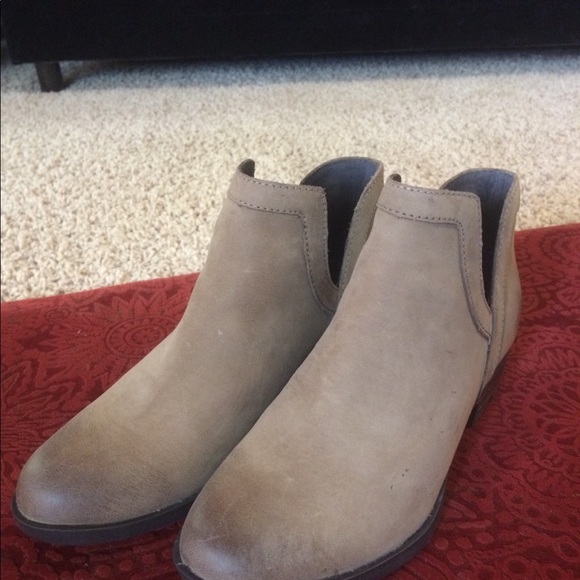 SOLD Sorel Lolla Cut-Out Boot, Ash Brown 7 leather - Picture 6 of 8